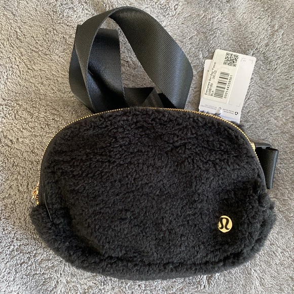 NWT Lululemon Everywhere Belt Bag Crossbody 1L Black Sherpa Fleece - Picture 3 of 6